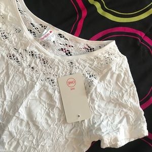 Basic ‘white’ short sleeve shirt